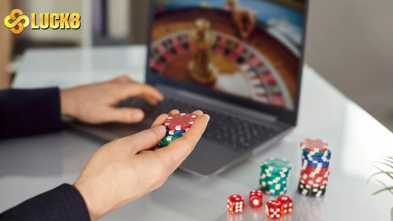 App LUCK8 có ưu điểm gì so với bản web?